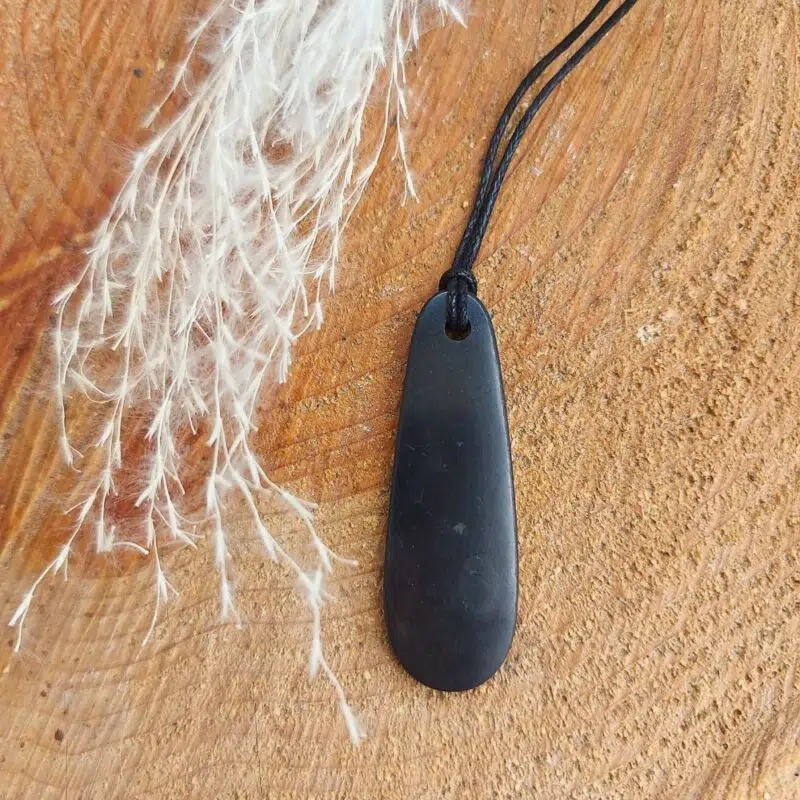 Dein-Seelenstein-Anhänger-Schungit-oval-länglich1 Dein-Seelenstein-Anhänger-Schungit-oval-länglich