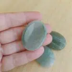 Dein-Seelenstein-Heilstein-Aventurin-gruen-Daumenstein