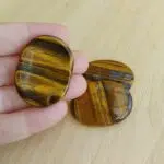 Dein-Seelenstein-Heilstein-Tigerauge-Daumenstein