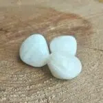 Dein-Seelenstein-Produkt-Achat-weiss-Trommelstein