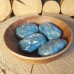 Dein-Seelenstein-Produkt-Kyanit-blau-Handstein