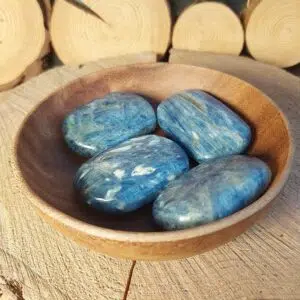 Dein-Seelenstein-Produkt-Kyanit-blau-Handstein