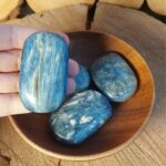 Dein-Seelenstein-Produkt-Kyanit-blau-Handstein