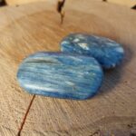 Dein-Seelenstein-Produkt-Kyanit-blau-Handstein