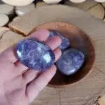 Dein-Seelenstein-Produkt-Lepidolith-Handstein