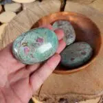 Dein-Seelenstein-Produkt-Rubin-Zoisit-Handstein