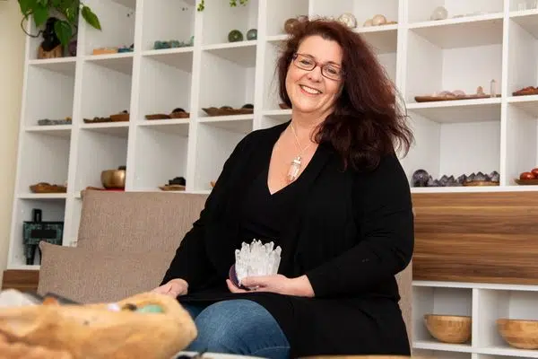 Seelenstein-Sonja-Liegler-sitzend-Bergkristall-600