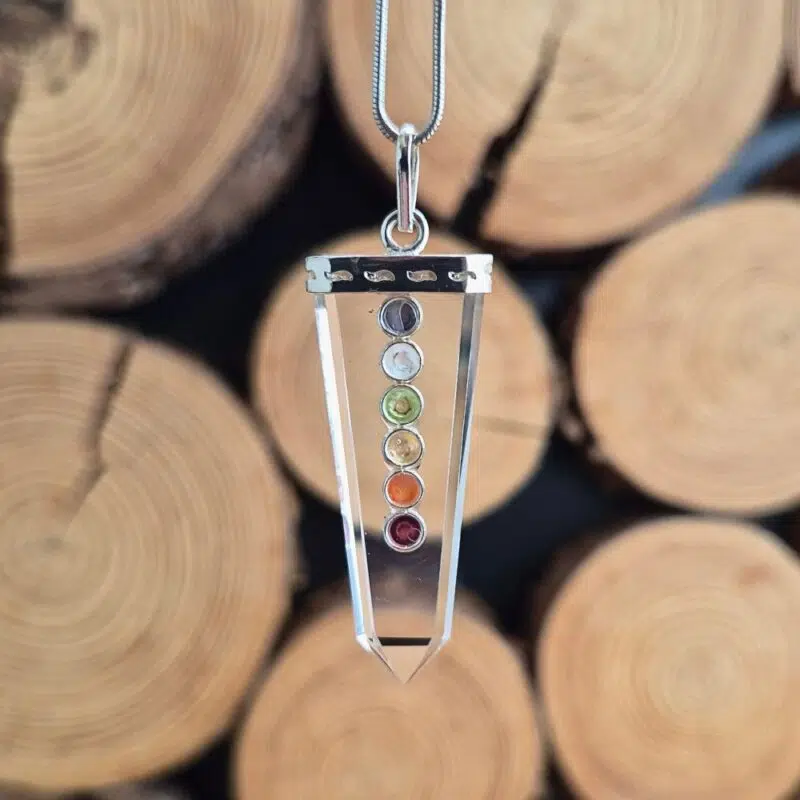 Bergkristall Anhänger mit Chakra Steinen