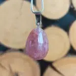 Seelenstein-Anhänger-Erdbeerquarz-Trommelstein-Tropfen-1 Seelenstein-Anhänger-Erdbeerquarz-Trommelstein-Tropfen