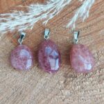 Seelenstein-Anhänger-Erdbeerquarz-Trommelstein-Tropfen