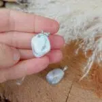 Seelenstein-Anhänger-Howlith-Trommelstein