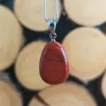 Seelenstein-Anhänger-Jaspis-rot-Trommelstein-Tropfen