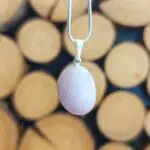 Seelenstein-Anhänger-Kunzit-Trommelstein1