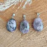 Seelenstein-Anhänger-Lepidolith-Trommelstein