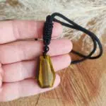 Seelenstein-Anhänger-Tigerauge-Trapez