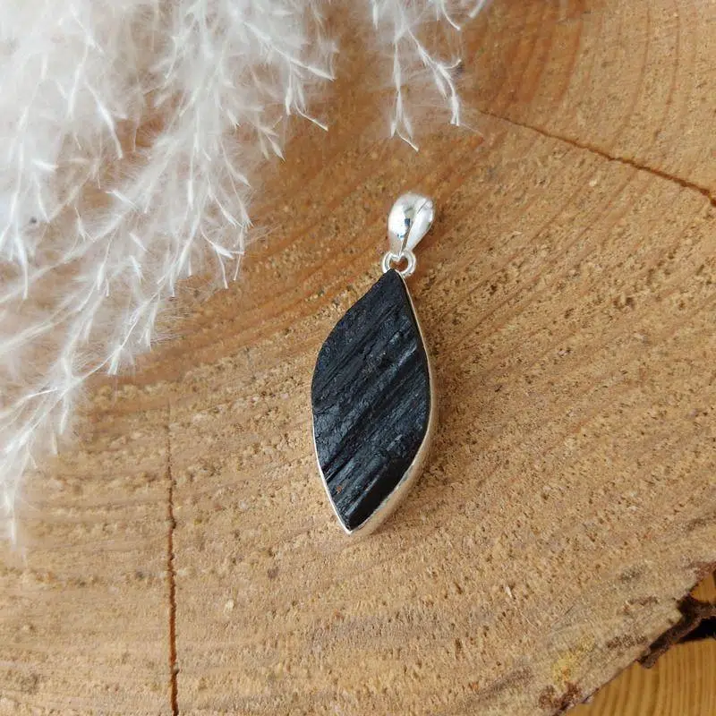 Seelenstein-Anhänger-Turmalin-Rohstein-Silber3-1 Seelenstein-Anhänger-Turmalin-Rohstein-Silber