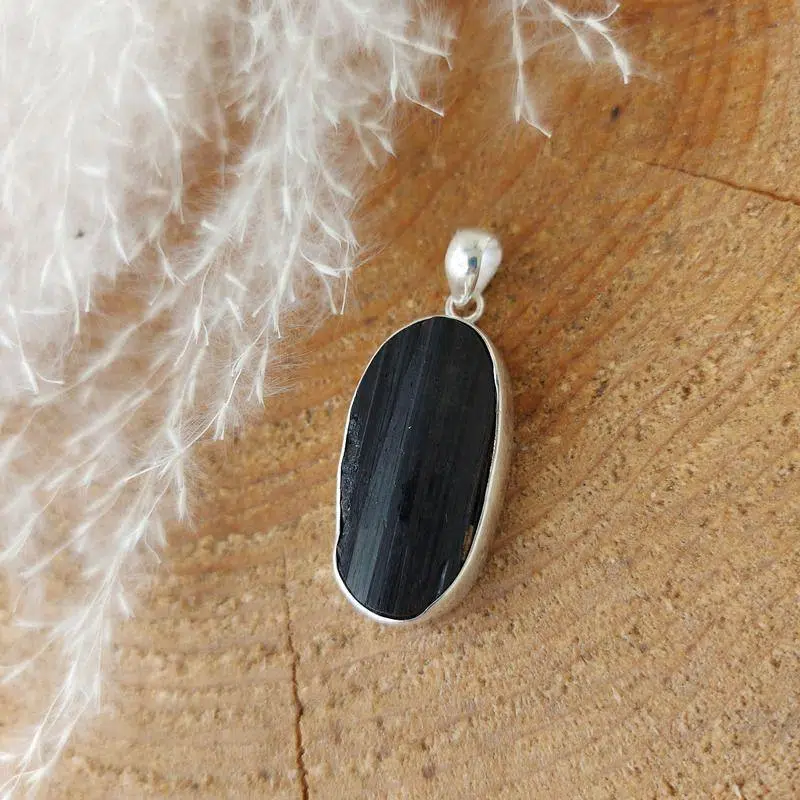 Seelenstein-Anhänger-Turmalin-Rohstein-Silber4-1 Seelenstein-Anhänger-Turmalin-Rohstein-Silber