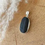 Seelenstein-Anhänger-Turmalin-Rohstein-Silber7-1 Seelenstein-Anhänger-Turmalin-Rohstein-Silber