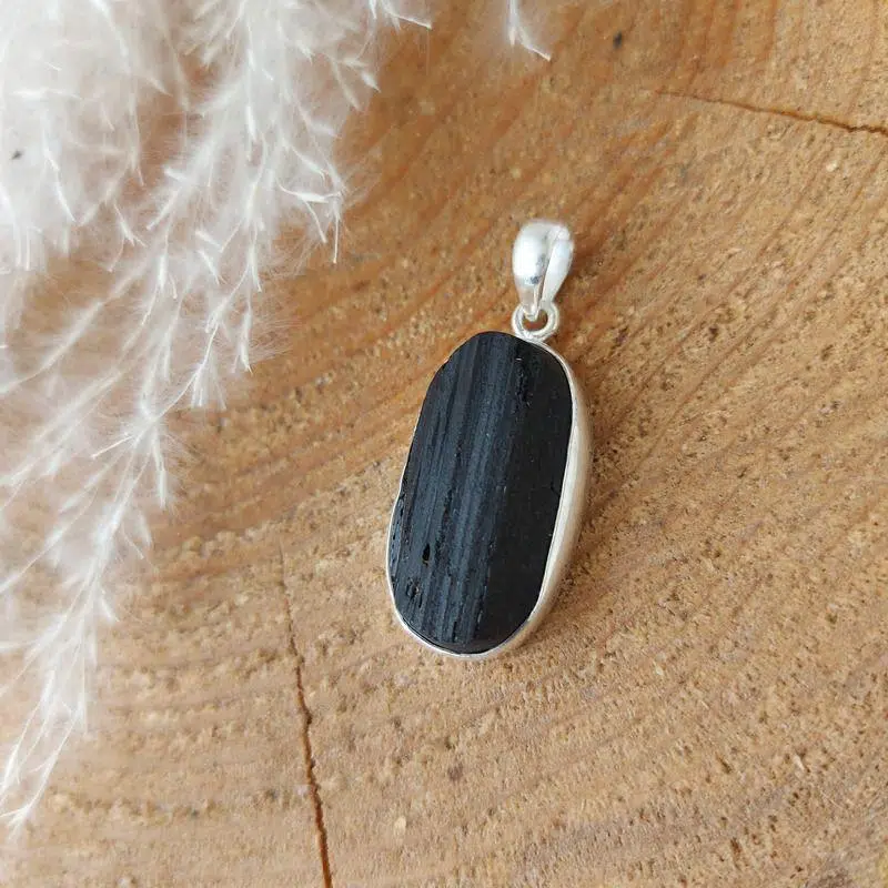 Seelenstein-Anhänger-Turmalin-Rohstein-Silber7-1 Seelenstein-Anhänger-Turmalin-Rohstein-Silber