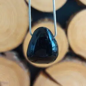 Seelenstein-Anhänger-Turmalin-Trommelstein-Tropfen-Loch