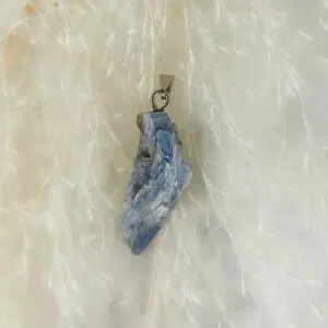 Seelenstein-Anhänger-blauer-Kyanit-Rohstein