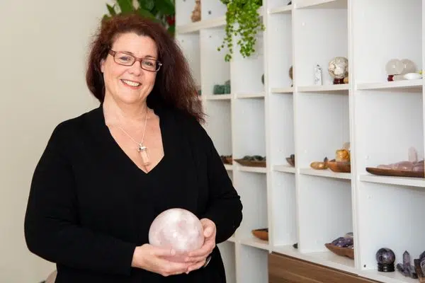 Seelenstein-Sonja-Liegler-stehend-Rosenquarz