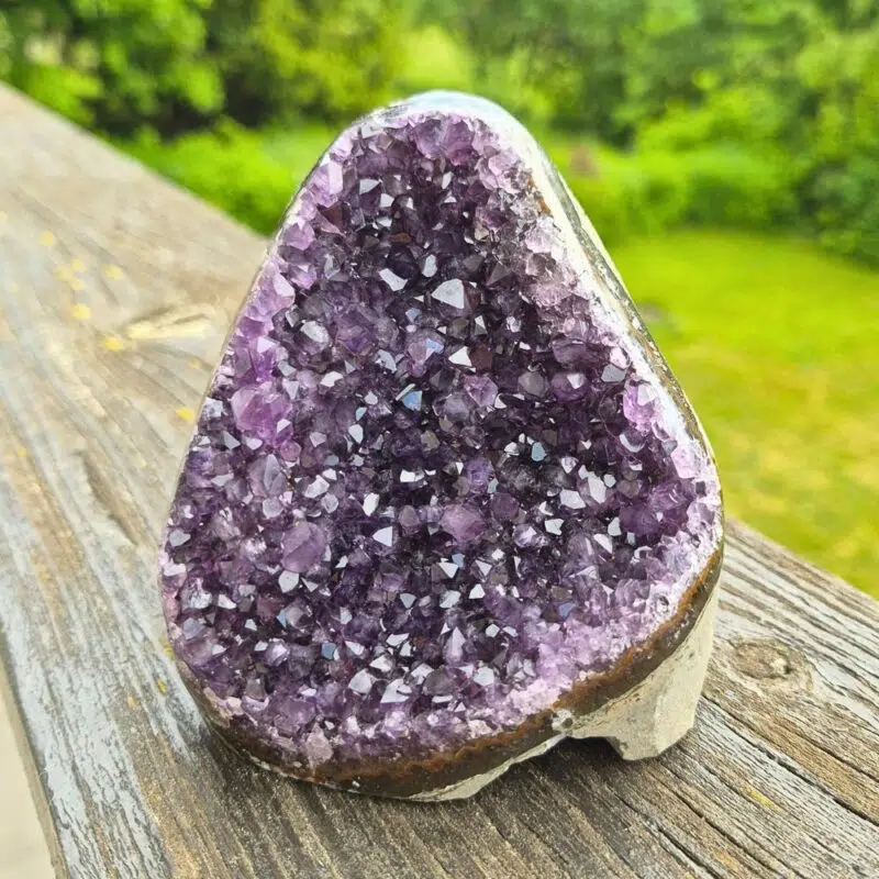 Amethyst Druse mittel auf einem Holztisch
