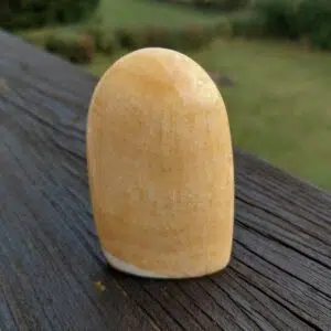 Seelenstein-Spezialstein-Calcit-gelb-Freiform