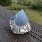 Seelenstein-Spezialstein-Chalcedon-Rohstein-Spitze-poliert1-1 Seelenstein-Spezialstein-Chalcedon-Rohstein-Spitze-poliert