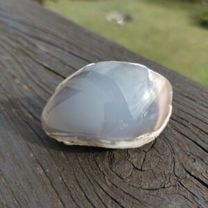 Seelenstein-Spezialstein-Chalcedon-Rohstein-poliert