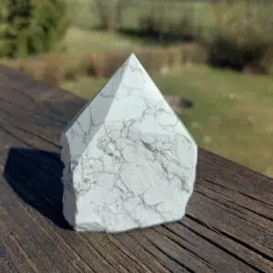 Howlith Spitze halbpoliert (II)