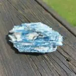 Seelenstein-Spezialstein-Kyanit-blau-Rohstein