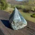 Seelenstein-Spezialstein-Labradorit-Rohstein-Spitze-halbpoliert