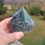 Seelenstein-Spezialstein-Moos-Achat-Rohstein-Spitze-poliert