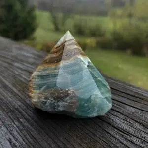 Seelenstein-Spezialstein-Onyx-blau-Rohstein-Spitze-poliert