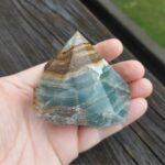 Seelenstein-Spezialstein-Onyx-blau-Rohstein-Spitze-poliert