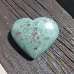 Seelenstein-Spezialsteine-Rubin-Fuchsit-Herz