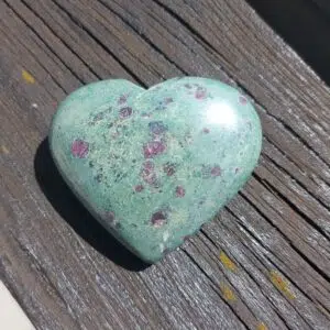 Seelenstein-Spezialsteine-Rubin-Fuchsit-Herz