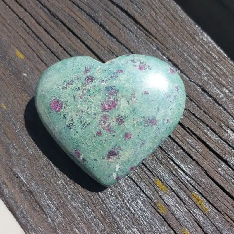 Seelenstein-Spezialsteine-Rubin-Fuchsit-Herz