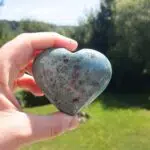 Seelenstein-Spezialsteine-Rubin-Fuchsit-Herz