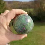 Seelenstein-Spezialsteine-Rubin-Fuchsit-Kugel1-2 Seelenstein-Spezialsteine-Rubin-Fuchsit-Kugel