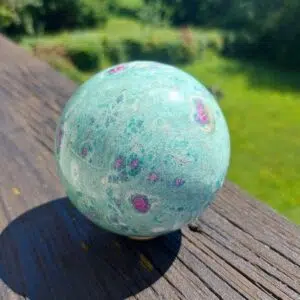 Seelenstein-Spezialsteine-Rubin-Fuchsit-Kugel