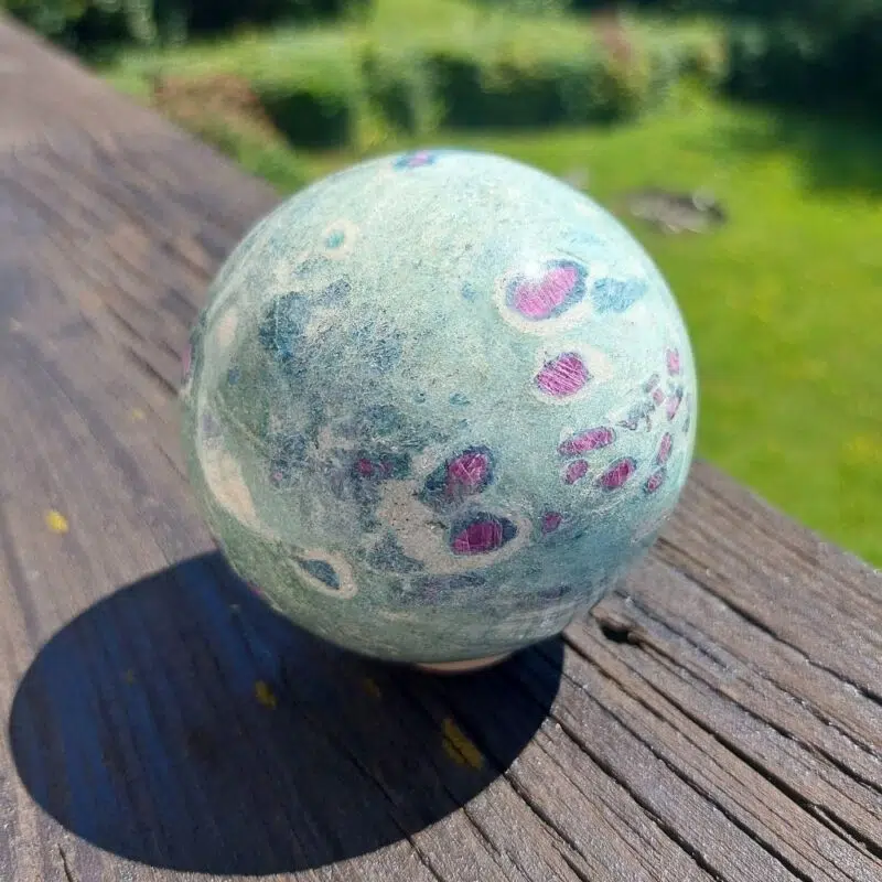 Seelenstein-Spezialsteine-Rubin-Fuchsit-Kugel