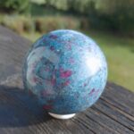 Seelenstein-Spezialsteine-Rubin-Kyanit-Kugel