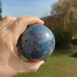 Seelenstein-Spezialsteine-Rubin-Kyanit-Kugel