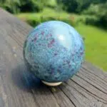 Seelenstein-Spezialsteine-Rubin-Kyanit-Kugel